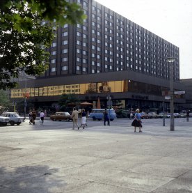 Heute steht hier das Maritim pro Arte: Das Interhotel Metropol.