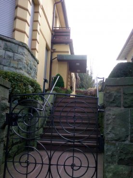Der Eingang zur Villa der noha.